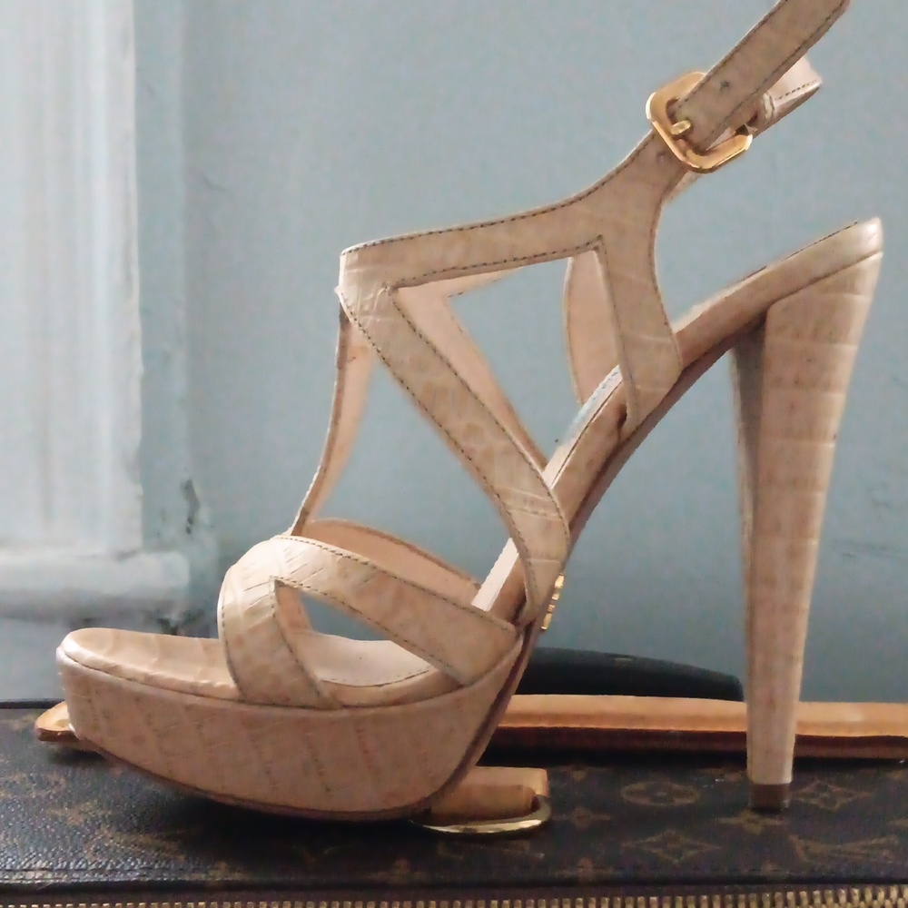 Women's shoes